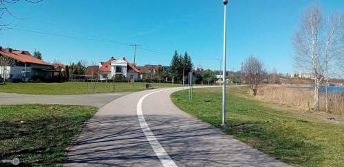 Nieruchomość nad zalewem z prywatnym lasem
