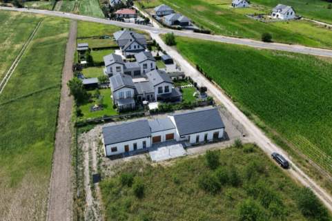 Dom 102 m parteru 43 m poddasza PKP 1 km gm. Błonie