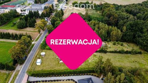 uroczy dom parterowy w otoczeniu przyrody