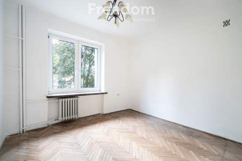 Dwustronne, 2 pokojowe w kamienicy blisko metra