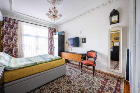 3 pokoje osobna kuchnia wysokie sufity balkon kamienica