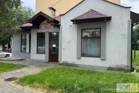Lokal z witryną i własnym parkingiem