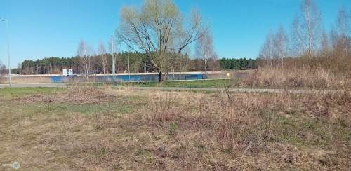 Nieruchomość nad zalewem z prywatnym lasem