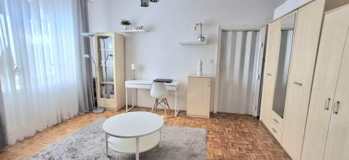 Przestronna kawalerka 35 m kw przy placu z fontanną