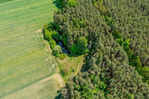 Budowlana 2300 m ze stawem i zielenią