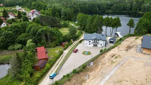 Obiekt hotelowy nad jeziorem na Mazurach.