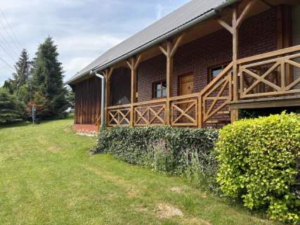 Góralski drewniany dom z widokiem na Tatry