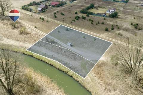 Działka z linią brzegową i zabudową rekreacyjną