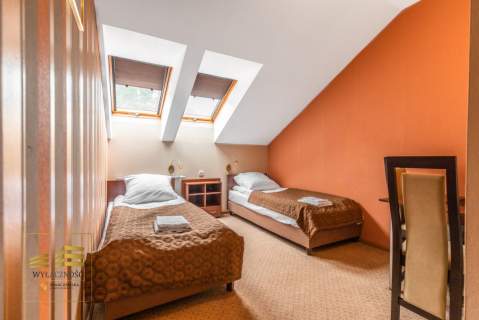 Hotel z restauracją 1500 m - duża działka 4400 m 