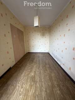 2 pokoje z balkonem i komórką na piętrze.