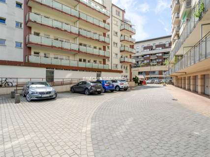 Ustawne 2 pokojowe mieszkanie w apartamentowcu.