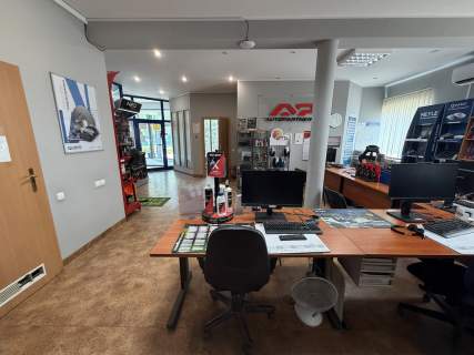 Magazyn z zapleczem biurowo-handlowym