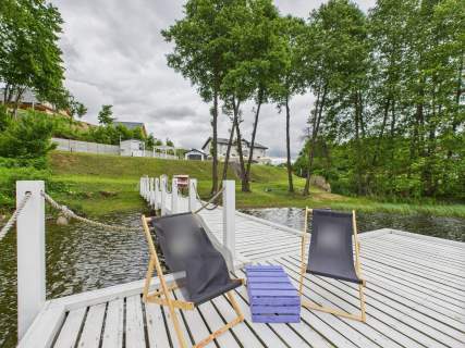 Obiekt hotelowy nad jeziorem na Mazurach.