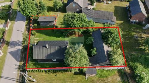 Klimatyczny drewniany dom wśród lasów w stylu rustykalnym