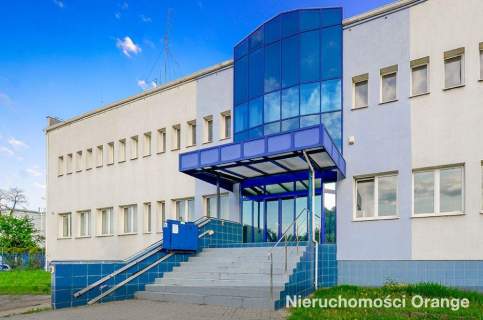 Budynek biurowy w centrum z parkingiem