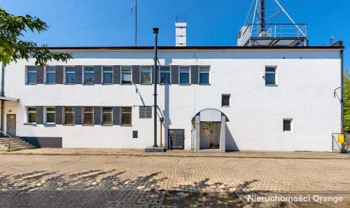 Budynek biurowy z miejscami parkingowymi