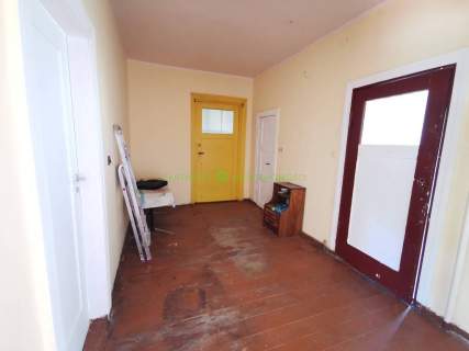Dół domu do remontu w cichej uliczce w Dąbiu