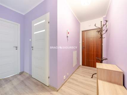 Ustawne 2 pokojowe mieszkanie w apartamentowcu.