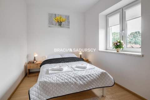 Budynek z 6 niezależnymi apartamentami.