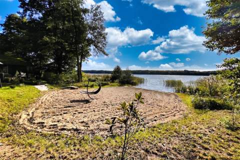 Prywatna plaża, teren i las nad jeziorem Dołgie.