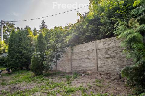 Działka w lesie blisko jeziora z budynkami