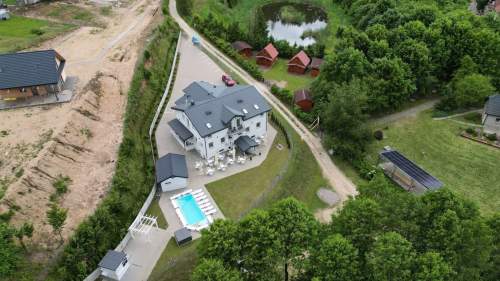 Obiekt hotelowy nad jeziorem na Mazurach.