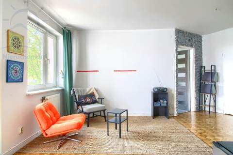 2 pokoje, 2 piętro, duży balkon, do remontu