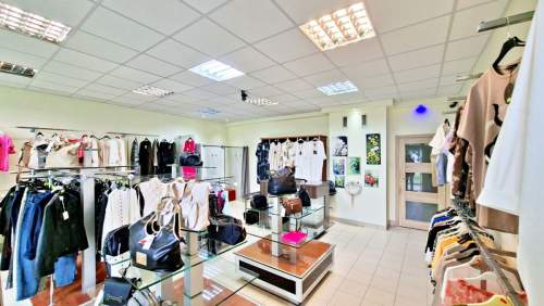 Lokal z witryną w pasażu handlowym blisko UMK