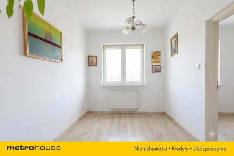 Dom parterowy, salon z kominkiem i 4 sypialnie.