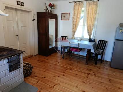 Klimatyczny drewniany dom wśród lasów w stylu rustykalnym