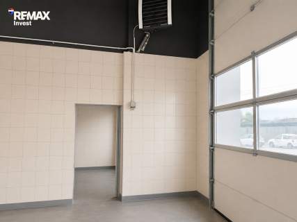 Budynek plac przy DK75 biznes, który widać