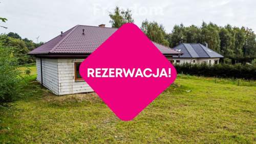 uroczy dom parterowy w otoczeniu przyrody