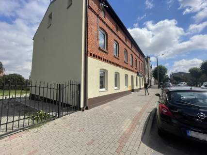 Kamienica w Chełmży nad brzegiem jeziora