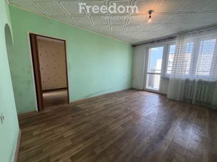 2 pokoje z balkonem i komórką na piętrze.