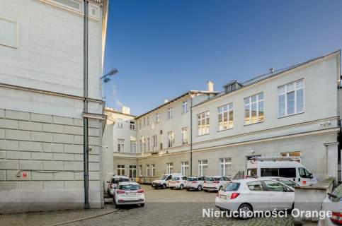 Budynek biurowy w centrum, z parkingiem
