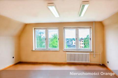 Nieruchomość obok Urzędu Gminy.