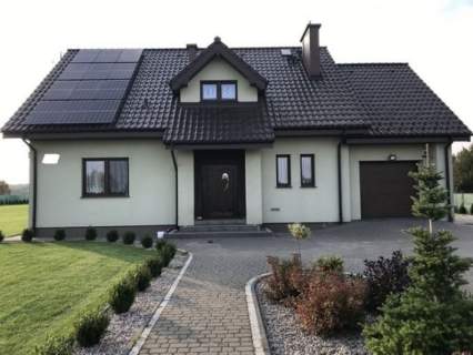 Nowoczesny, energooszczędny dom z pompą ciepła i f