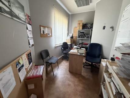 Magazyn z zapleczem biurowo-handlowym