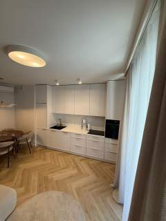 Nowoczesne, zadbane, 2-pok. z przestronną loggią i garażem.