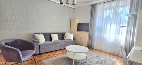 Przestronna kawalerka 35 m kw przy placu z fontanną