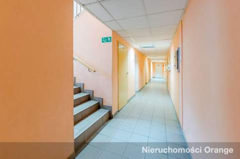 Budynek biurowo-usługowy przy drodze wojewódzkiej