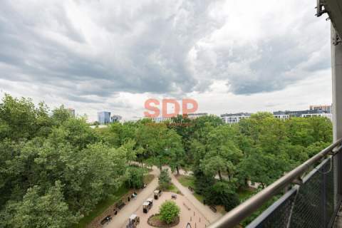 Przestronna kawalerka z balkonem i windą, przy stacji Wro Mikołajów