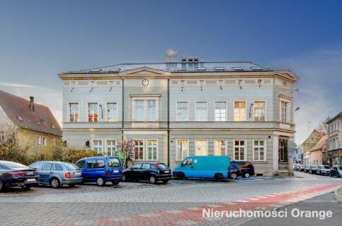 Budynek biurowy w centrum, z parkingiem