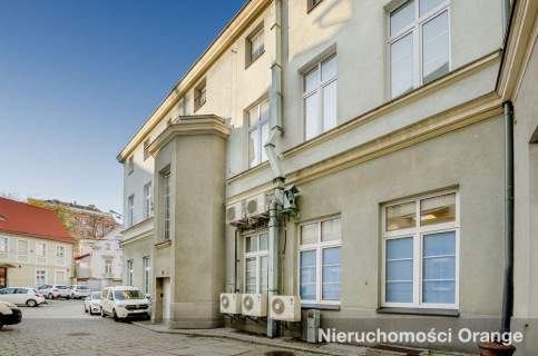 Budynek biurowy w centrum, z parkingiem