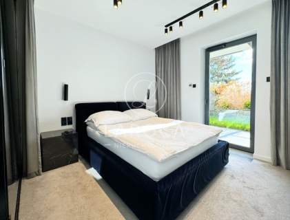 Apartament 2 pokoje, winda, ogród/garaż.