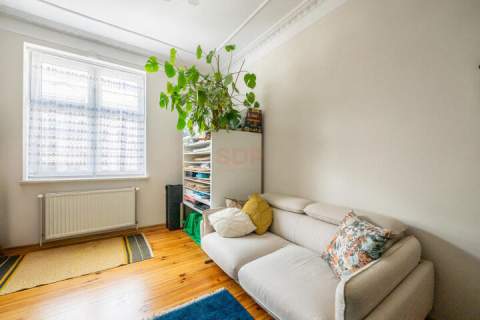 3 pokoje osobna kuchnia wysokie sufity balkon kamienica