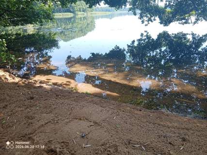 Działka z WZ, linią brzegową jeziora i winnicą