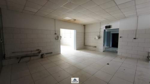 Magazyn z biurami 3 bramy parking plac