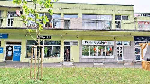 Lokal z witryną w pasażu handlowym blisko UMK