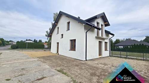 Nowy dom ze świetną komunikacją do centrum.